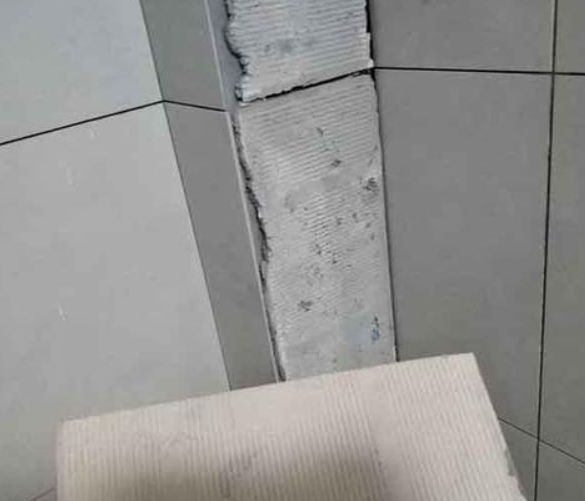 崇礼瓷砖空鼓维修公司分享下厨房瓷砖脱落的补救措施。